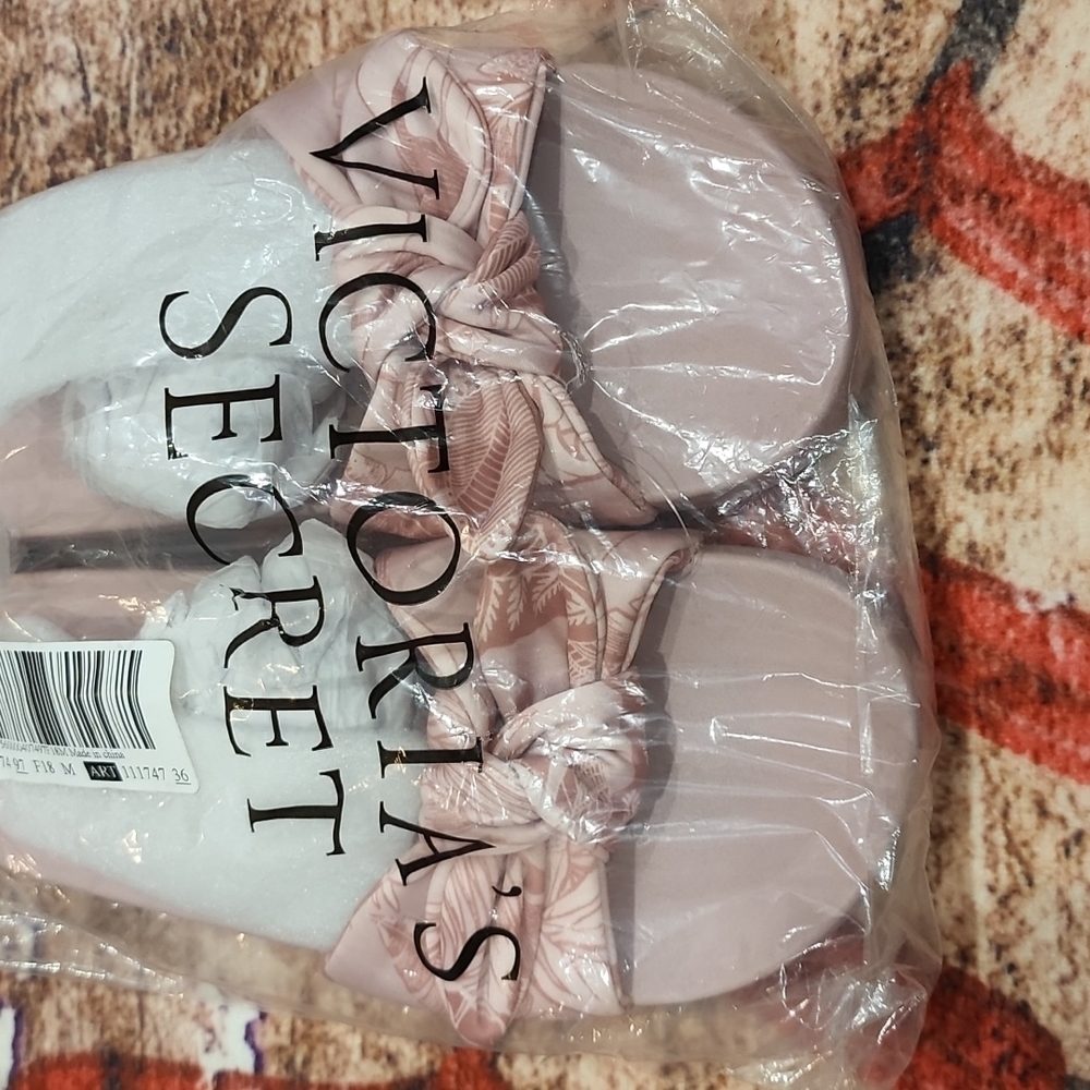 NWT Victoria Secrets sandals - Picture 3 of 6